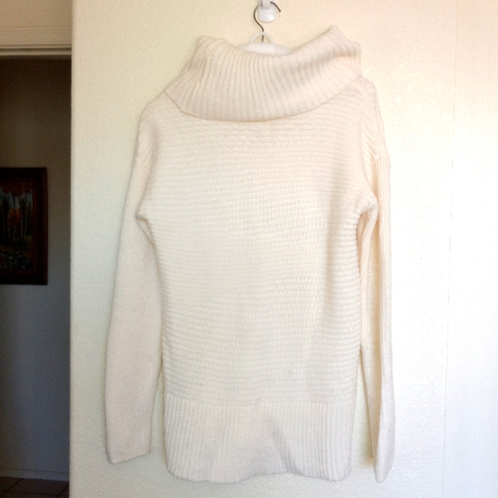 Women's Westport white cream sweater size small 100% acrylic cable knit front